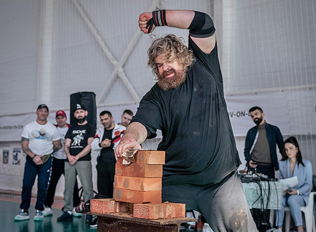 brick breaking competition 